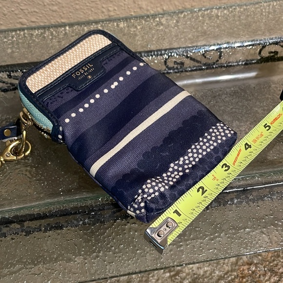 Fossil wristlet, phone holder, and credit cards - Picture 4 of 5